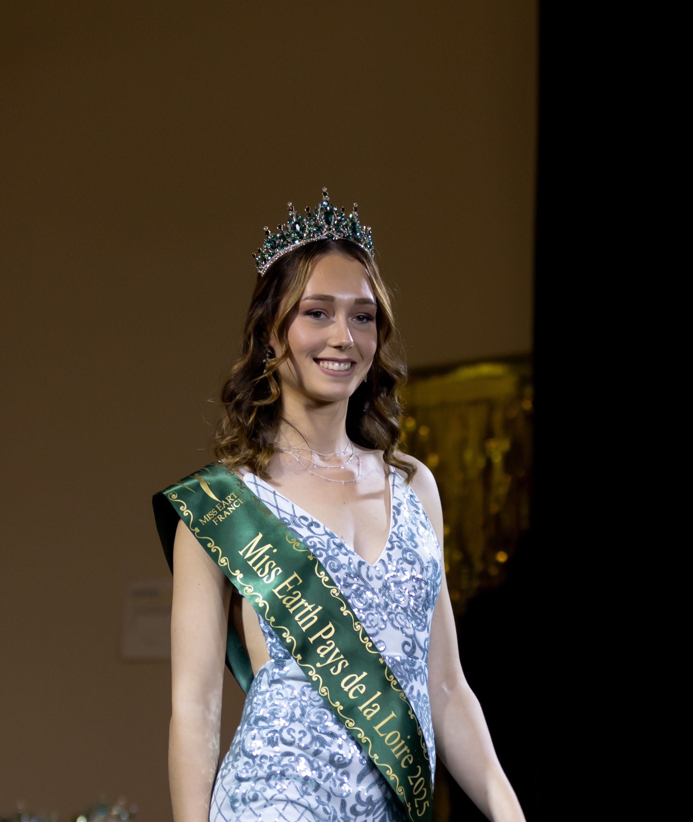 Directeur et acteurs sur un plateau de tournage, illustrant l'expérience scénique d'Emma